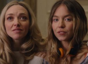 Cena do filme "A Empregada" com Sydney Sweeney e Amanda Seyfried  • Reprodução / Paris Filmes