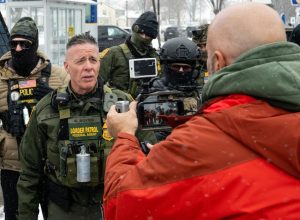 Comandante da Patrulha Fronteiras dos EUA, Greg Bovino, em transmissão ao vivo  • Katie G. Ne...