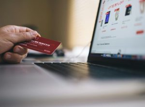 Compras online  • Banco de imagens/Pexels/Negative Space