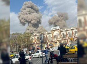 Fumaça se eleva sobre prédios na cidade de Teerã, no Irã  • Noor Pictures/Shutterstock