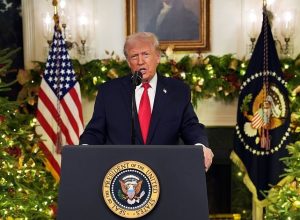 O presidente dos EUA, Donald Trump, discursa para a nação na Sala Diplomática da Casa Branca e...