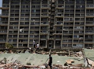 Escombros de prédio que desabou em La Guaira após terremotos na Venezuela  • Gaby Oraa/Reuters