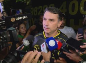 Flávio Bolsonaro em vigília nos arredores do condomínio onde Jair Bolsonaro cumpria prisão do...