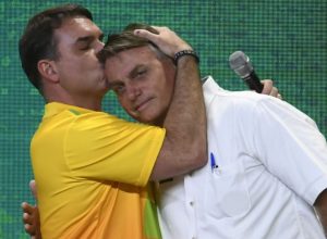 Flávio e Jair Bolsonaro  • 27/03/2022 - Mateus Bonomi/Anadolu Agency via Getty Images