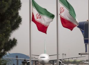 Um avião da companhia aérea iraniana Mahan Air é fotografada no Aeroporto Internacional Mehrab...
