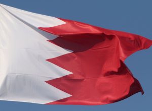 Bandeira nacional do Reino do Bahrein  • Maksim Konstantinov/SOPA Images/LightRocket via Getty...
