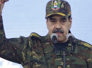 CARACAS, VENEZUELA - 25 DE NOVEMBRO: Nicolas Maduro faz um discurso enquanto segura a 'Espada do ...