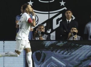 Neymar provoca torcida do Vasco após marcar na Vila Belmiro.  • Alexandre Schneider/Getty Images