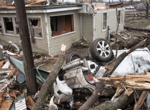 Casa destruída após ser atingida por um tornado em 10 de março, em Aroma Park, Illinois  • ...