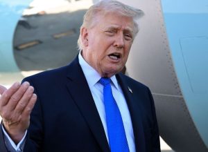 Presidente dos Estados Unidos, Donald Trump, fala com jornalistas antes de embarcar no Air Force ...