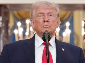 O presidente dos EUA, Donald Trump, discursa no Salão Cruzado da Casa Branca  • Getty Images