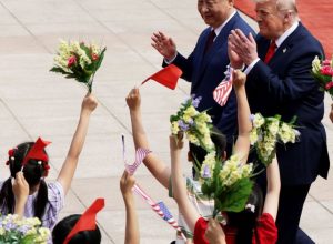 O presidente dos EUA, Donald Trump, e o presidente chinês, Xi Jinping, participam de uma cerimô...