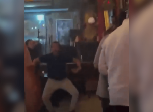 Pai de argentina imita o mesmo gesto após filha voltar ao país  • Reprodução/Redes Sociais