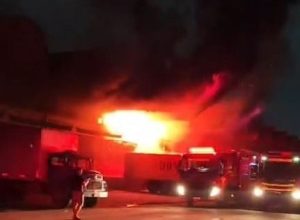 Um incêndio atinge a Ceasa, a maior central de abastecimento do estado do Rio de Janeiro  • C...