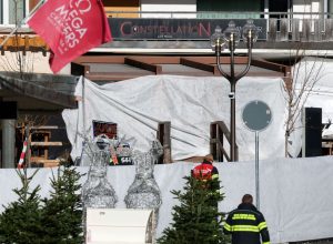 Equipes de emergência trabalham na área do "Le Constellation", onde várias pessoas morreram e ...