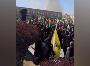 Milhares de pessoas se reuniram em Teerã e outras cidades para jurar fidelidade a Mojtaba Khamen...