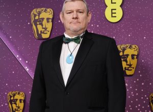 O ativista John Davidson durante cerimônia do Bafta 2026, em Londres  • Max Cisotti/Dave Bene...