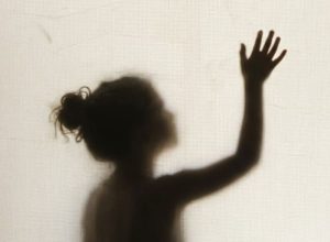 Criança de 11 anos também teria sido agredida com cinto e fio de energia em Cariacica; padrasto...