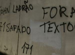 Muro de CT do Botafogo é pichado  • Reprodução / Redes Sociais