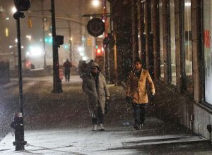 Pessoas caminham pela neve em Manhattan em 26 de dezembro de 2025 na cidade de Nova York.  • S...