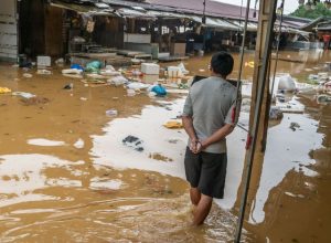 O centro e o sul do Vietnã estão atualmente sofrendo com fortes chuvas que causaram devastaçã...