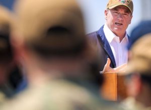 O secretário da Marinha, John Phelan, discursa para os marinheiros do USS Somerset em National C...