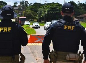 Policiais da PRF.  • PRF