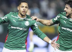 Vitor Roque comemora gol do Palmeiras sobre o Fluminense  • Alexandre Schneider/Getty Images
