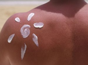 Item número um da lista, o protetor solar deve ser usado diariamente, inclusive em dias nublados...