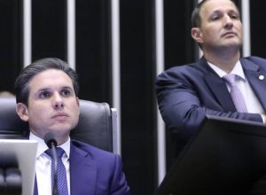 O presidente da Câmara, Hugo Motta, e o relator, Guilherme Derrite, durante discussão do projet...