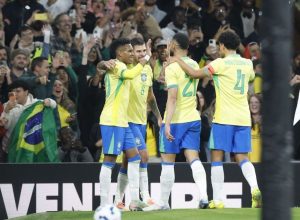 Jogadores da Seleção Brasileira comemoram o segundo gol na vitória sobre Senegal  • Rafael ...