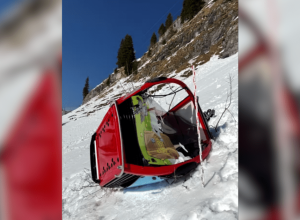 Teleférico cai em estação de esqui na Suíça  • POLÍCIA DO CANTÃO DE NIDWALDEN/ VIA REUTERS