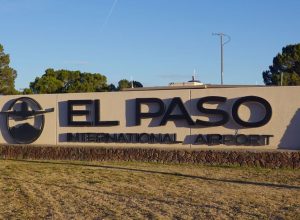 Uma placa no ELP (Aeroporto Internacional de El Paso) em 25 de dezembro de 2025 em El Paso, Texas...