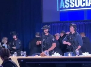 O presidente Donald Trump foi retirado às pressas do palco pelo Serviço Secreto dos Estados Uni...