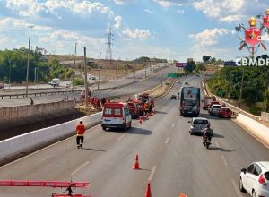 Acidente de moto na Ponte do Bragueto deixa pai e filho feridos no Lago Paranoá