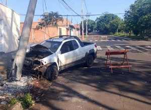 Acidente entre picape e moto causa destruição de poste na Zona Oeste de Ribeirão Preto