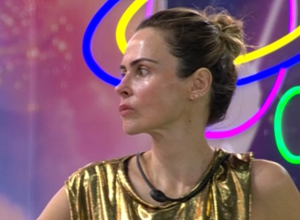 Ana Paula Renault reclama de perfume em microfone no Castigo do Monstro no BBB 26  • Reproduç...
