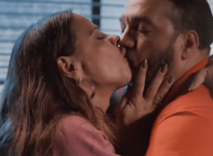 Belo e Viviane Araújo dão beijão em "Três Graças"  • Reprodução / Globoplay