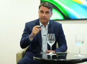 Boato sobre padroeira gera desgaste para Flávio Bolsonaro nas redes sociais
