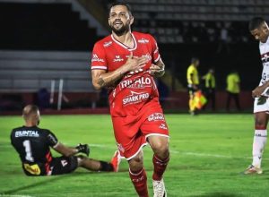 Felipe Azevedo comemora o gol heroico que valeu a classificação do Capivariano sobre o Botafogo...