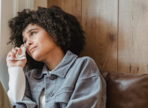 Chorar em discussões não é sinal de fraqueza: entenda a reação do seu corpo