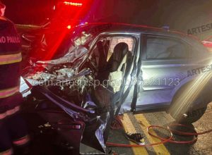 Colisão entre carro e carreta na Rodovia Laurentino Mascari mata uma pessoa e fere outra em Itápolis