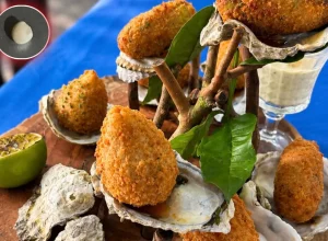 Coxinha de ostra exótica surpreende cliente com pérola em Cananéia