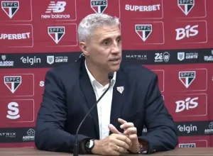 Crespo em coletiva após empate com o Santos.  • Reprodução