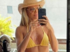 Deborah Secco mostra barriga trincada em novas fotos  • Instagram / Deborah Secco