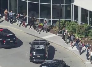 Imagens aéreas mostram pessoas saindo e policiais respondendo a disparos em um hospital de Delaw...