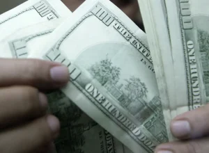 Dólar sobe e se aproxima de R$ 5,17 pressionado por cenário eleitoral e economia externa