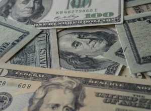 O valor da moeda americana é consequência de oferta e demanda no mercado de câmbio  • Freepik