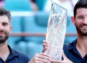 Simone Bolelli e Andrea Vavassori com o troféu de duplas do Miami Open  • Reprodução