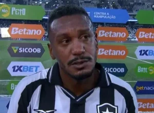Edenílson, volante do Botafogo, falou sobre o momento do clube na temporada.  • Reprodução/...